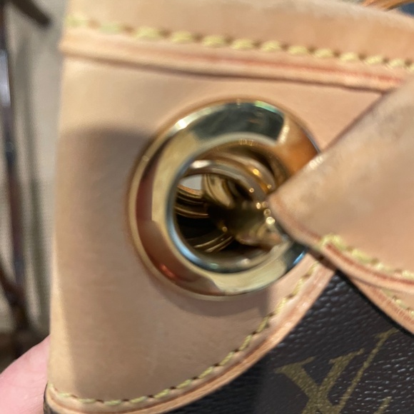 Louis Vuitton Galliera Monogram PM Handbag - Picture 12 of 16